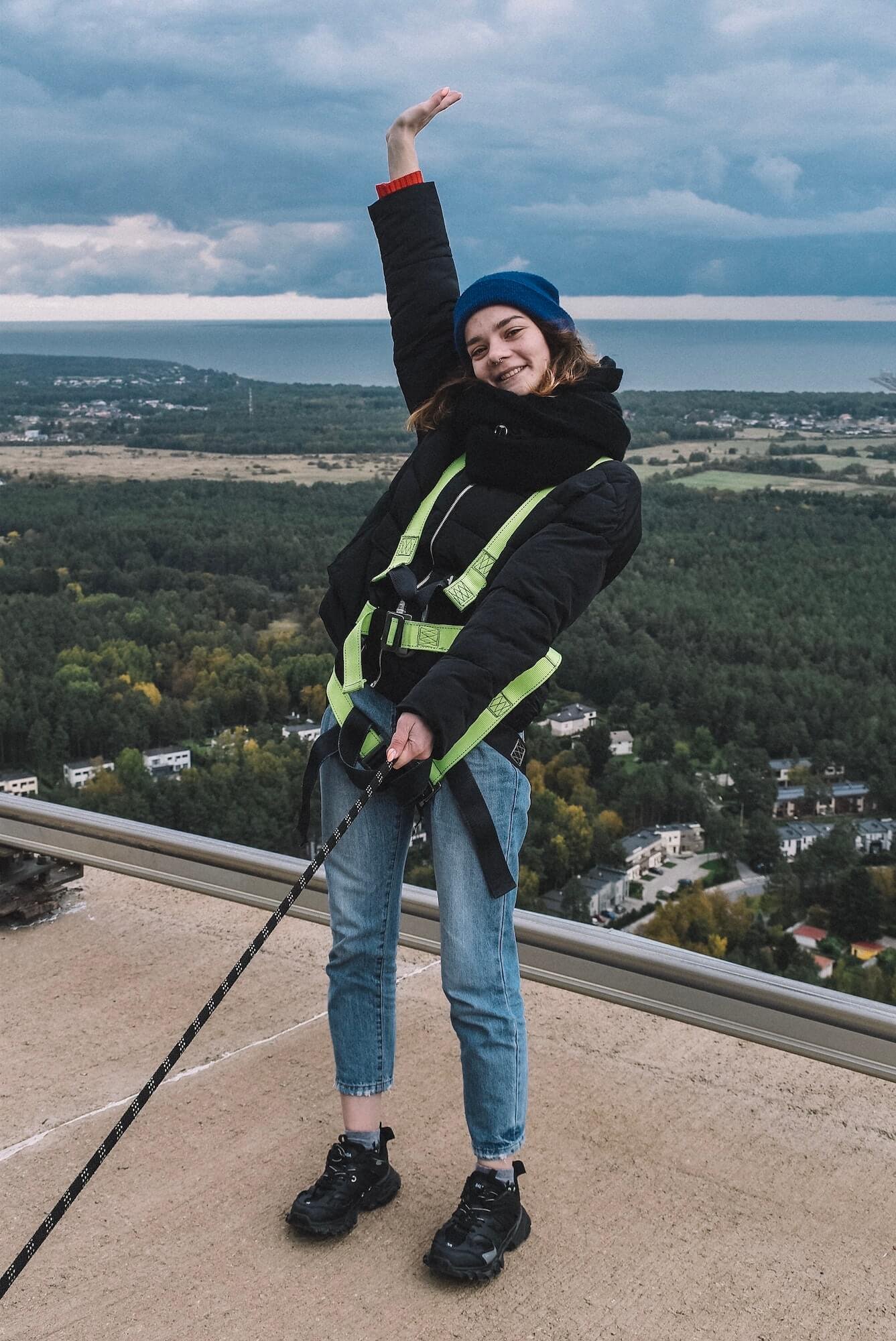 roofing-experts-us-girl-on-the-roof