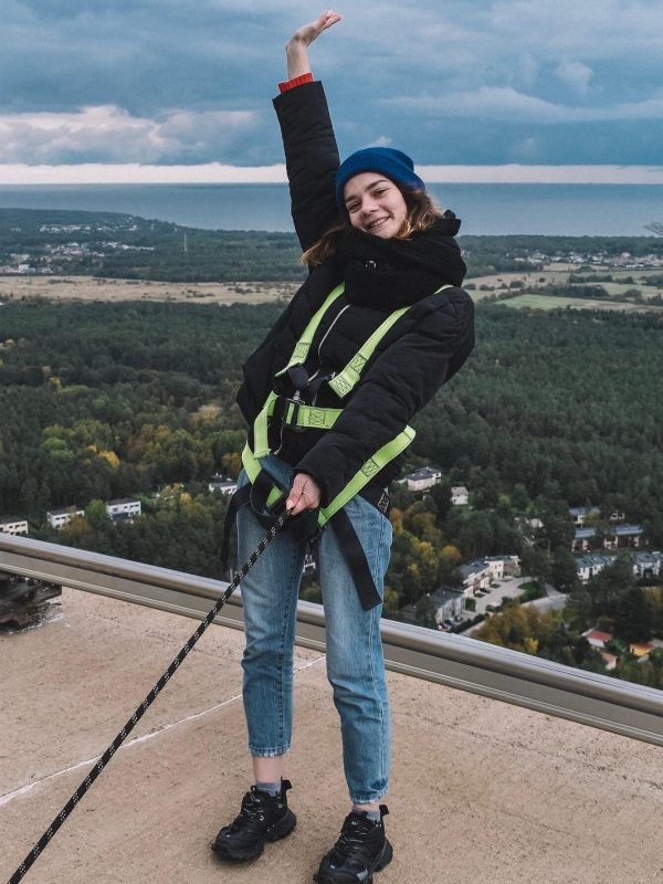 roofing-experts-us-girl-on-the-roof