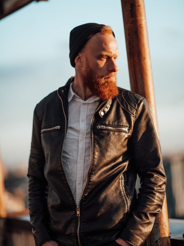 roofing-experts-us-guy-on-the-roof