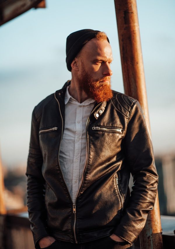 roofing-experts-us-guy-on-the-roof