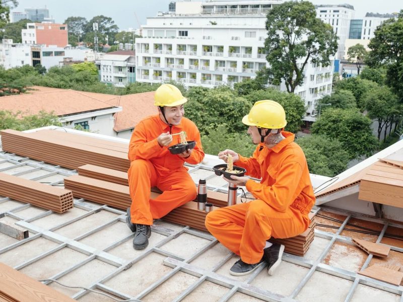 roofing-experts-us-lunch-on-roof
